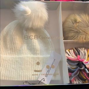 🆕BCBGENERATION Beanie w 3 PomPo…